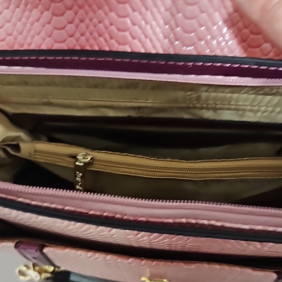 Elegant Pink Snakeskin Handbag - Picture 3 of 4